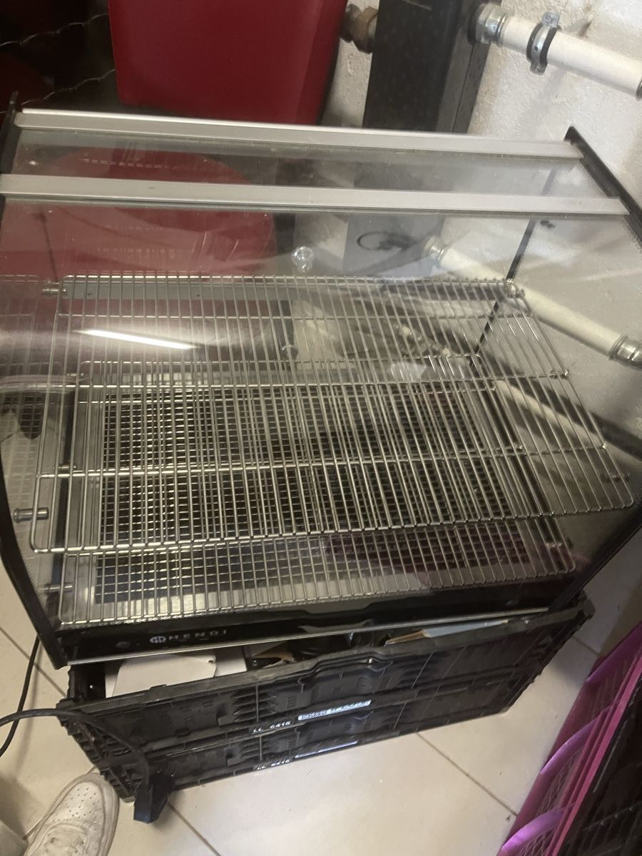 Equipement de magasin & Foires: vitrine, présentoir, chauffante – D'occasion à Romont FR par lua_k8pr