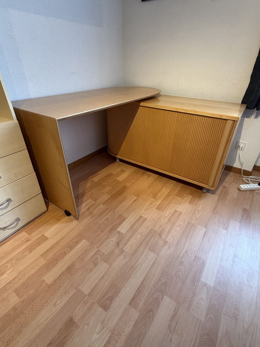 Schreibtische: Schreibtisch mit Rolladenfront – Gebraucht aus Adetswil von sch_9hl6