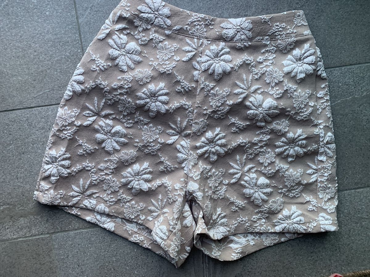 Pantalons: Kurze Hose 3 D Blumenmuster Grösse S NEU – Neuf (Voir description) à Bühler par Princess2016 2