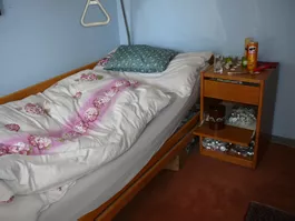 Pflegebett inkl. Nachttisch inkl. Model Embru, Holz-Metall