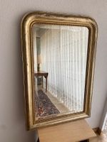 Alter gebrauchter Spiegel aus Holz mit Goldrahmen