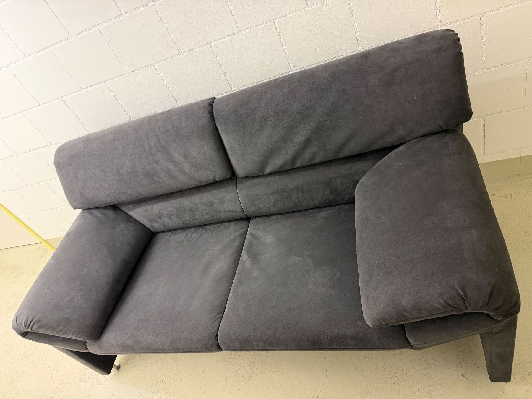 Sofas: Wertiges 2er Sofa Alcantara, anthrazit, 160 cm – Gebraucht aus Zofingen von momo4800
