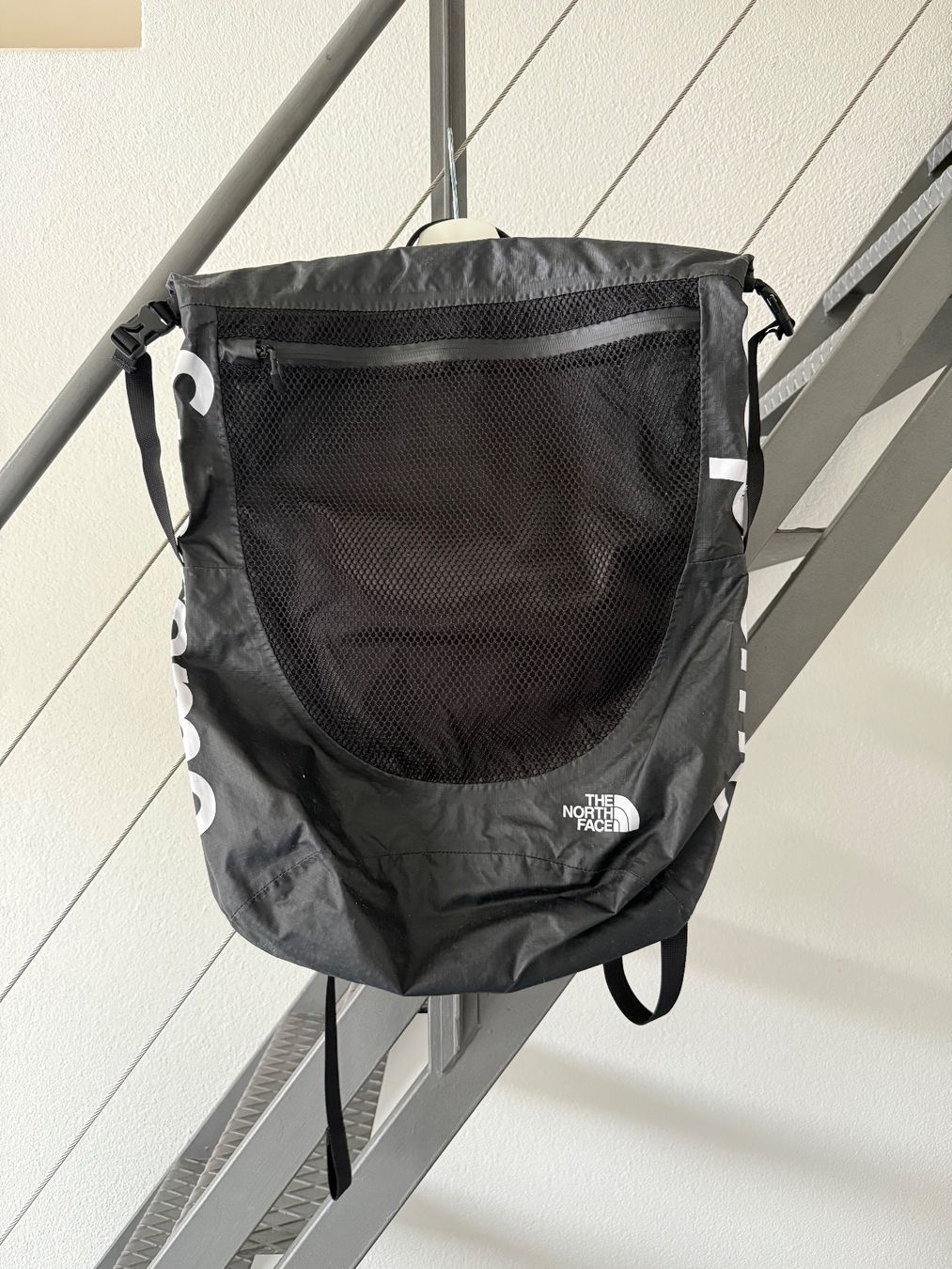 Supreme Zaini: Supreme x The North Face Waterproof Backpack – Usato da Worb venduto da le_castor