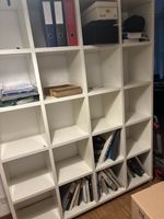 Grosses weisses Regal mit 16 Fächern – 200 × 155 cm
