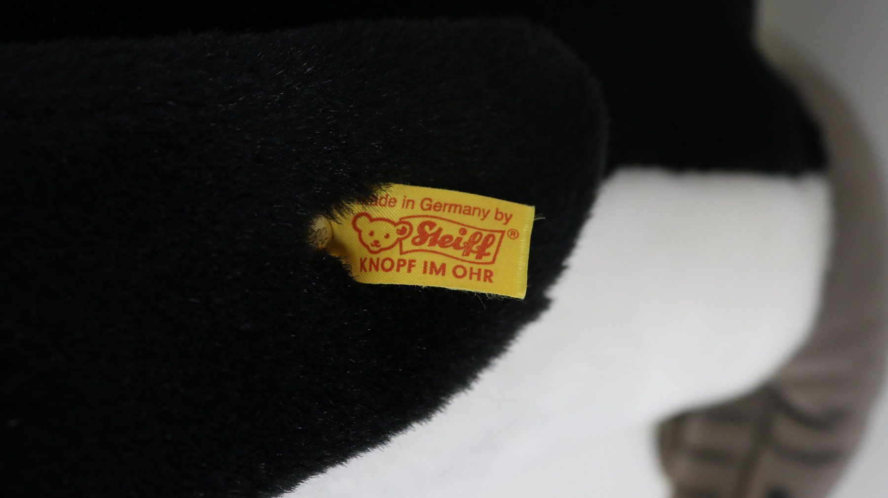 Steiff Spielzeuge: Steiff Studio Pinguin 65cm - Sammlerobjekt – Gebraucht aus Volketswil von brockipfannenstil 6