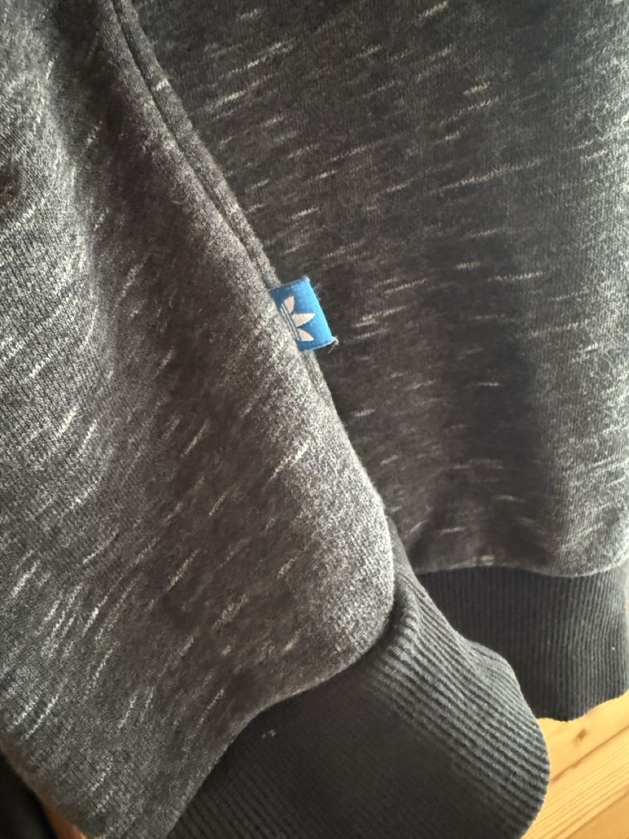 Adidas Maglioni & Felpe: Grauer Adidas Pulli mit Logo, Grösse S – Usato da St Gallen venduto da Berta343 4