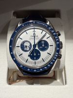 Omega SPEEDMASTER Snoopy Silver Award 50th (2025), neuwertig