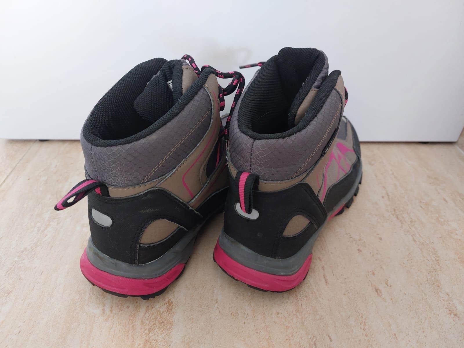 Decathlon Scarpe per ragazze: Chaussures de randonnée imperméables, taille 34! – Usato da Mont-sur-Lausanne venduto da ane_pgq6 2