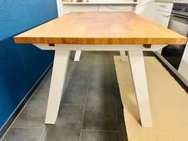 Moderner Holztisch, ausziehbar