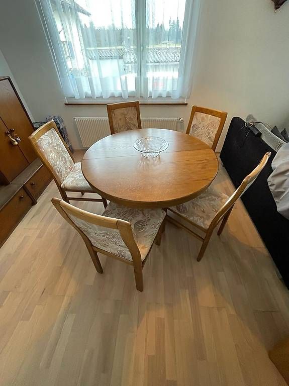 Massiver Esstisch aus Holz ausziehbar, rund
