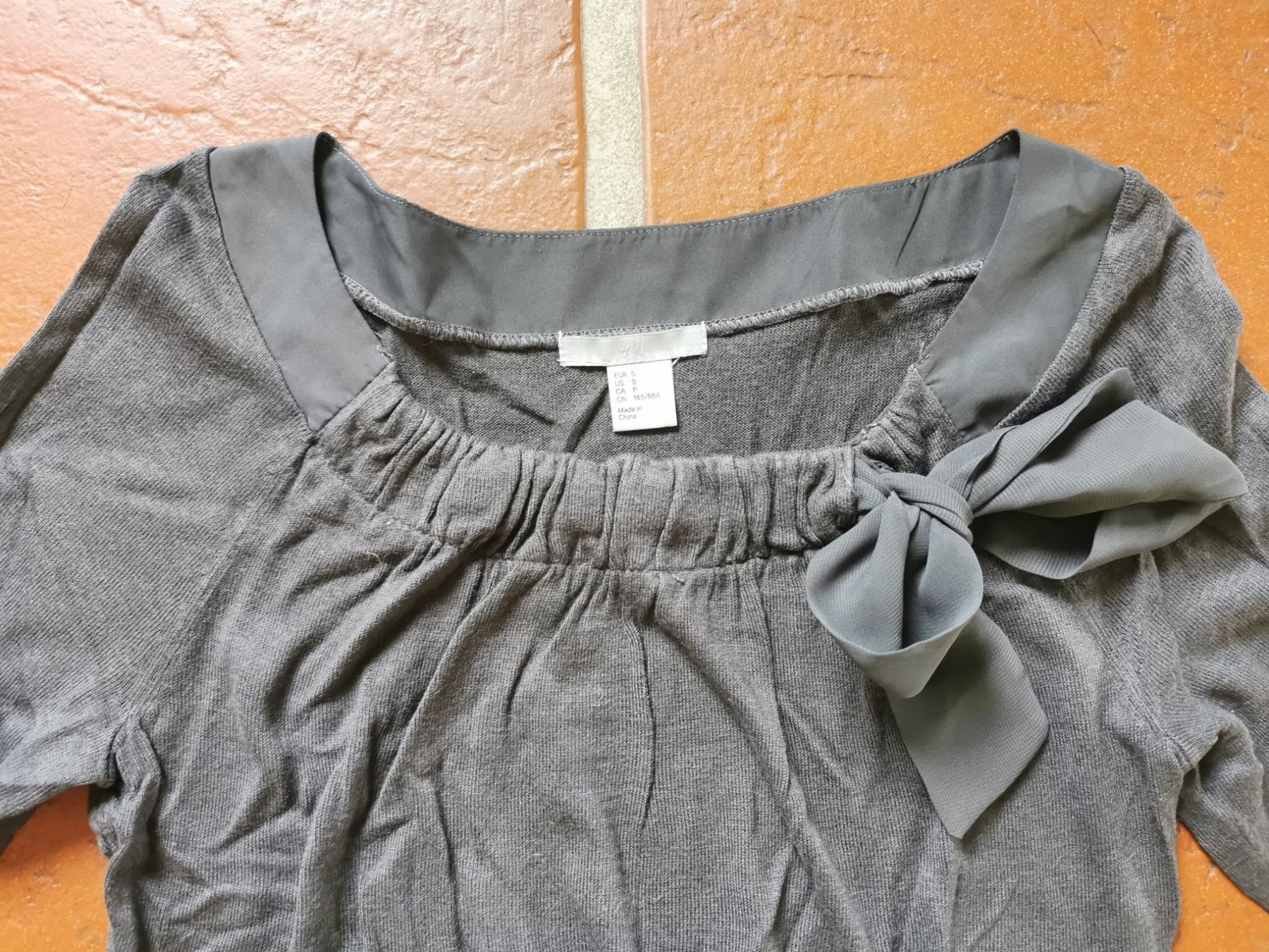 H&M Maglioni & Felpe: H&M; grauer Pullover mit Schleife und 3/4 Ärmel, Gr. S – Usato da Boniswil venduto da Totomat-Lady 1