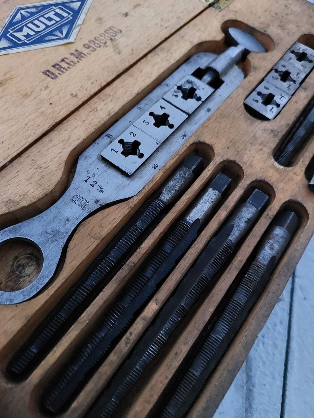 Tous les outils: Multi Garantie Gewindeschneide Set D.R.G.M. – D'occasion à Ganterschwil par HeidiuPeter 2