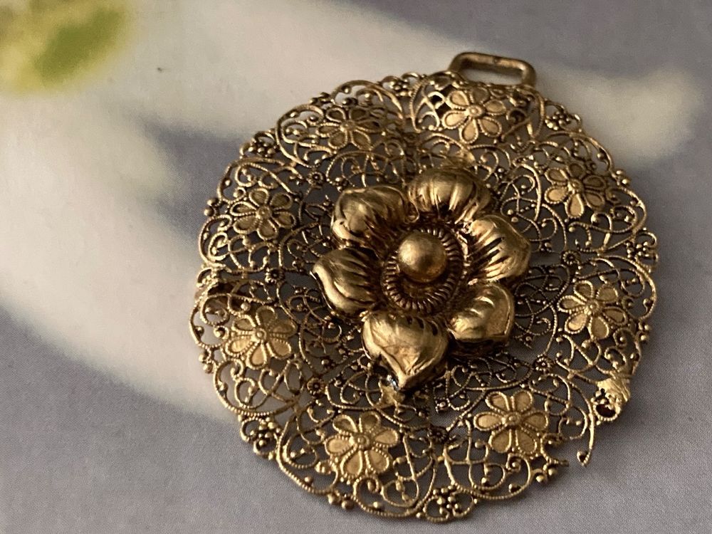 Pendentif style vintage doré (Gebraucht) in Marly für CHF 2 – mit