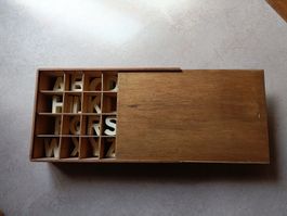 Satz Holzbuchstaben in Holzschachtel