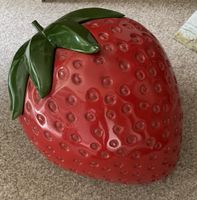 Eine grosse Vase-Eine grosse Erdbeere