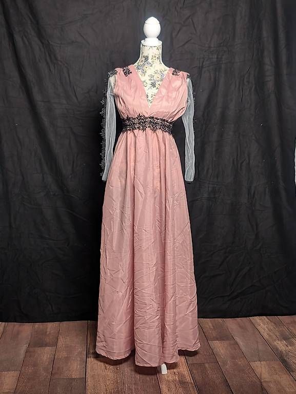 Kleider: Rosa Maxikleid mit Spitze  Gr. 36, bodenlang – Gebraucht aus Triesenberg von JustAPhotographer