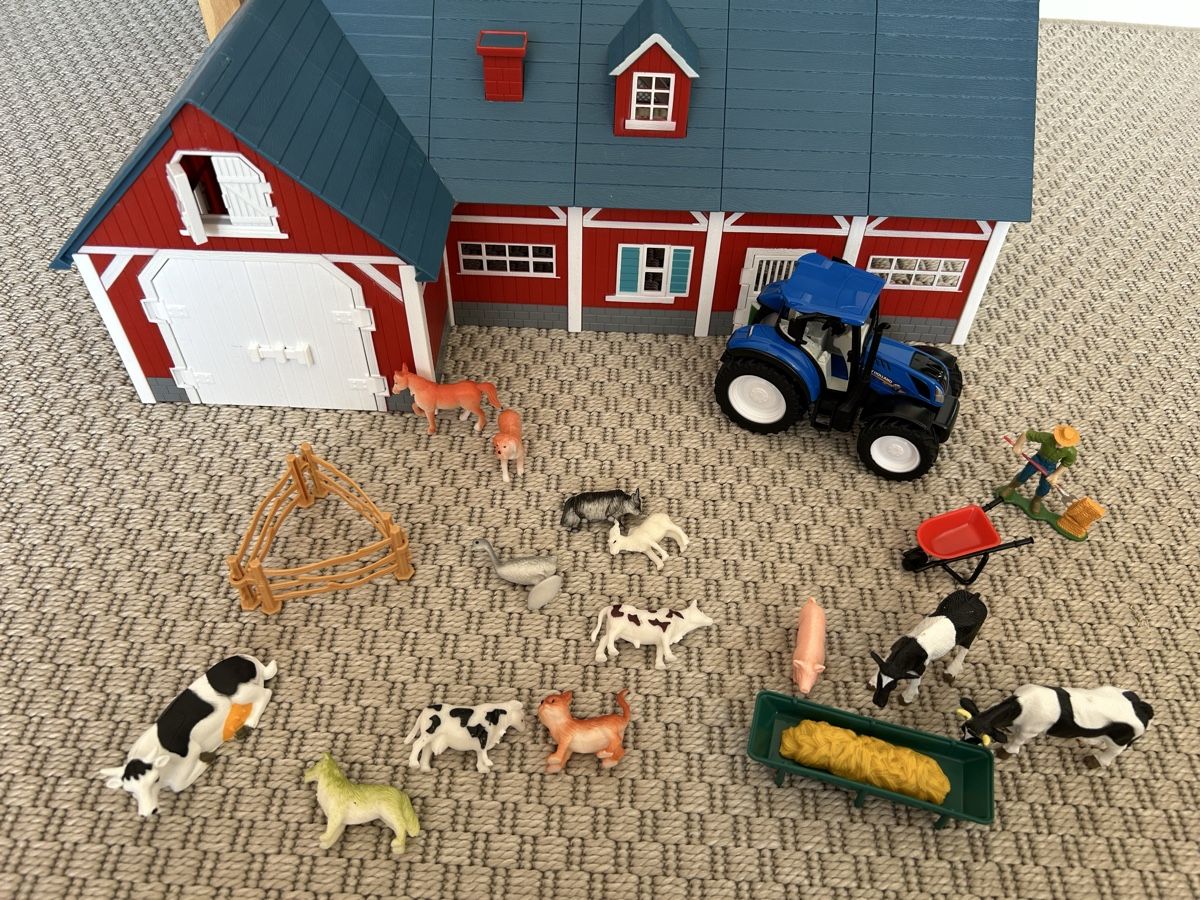 Giocattoli: Farm play set with barn and tractor, 15 figures – Nuovo (secondo la descrizione) da Zürich venduto da mar_d7zz