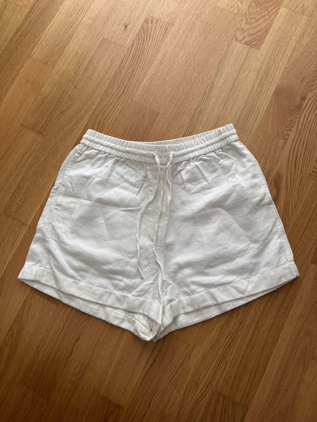 Other Stories Pantaloni: &otherStories kurze Leinenhose weiss Gr. 38 – Usato da Klingnau venduto da Vdado
