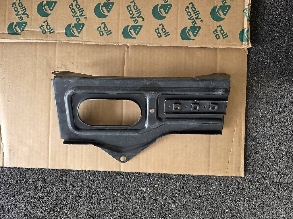 Tutti pezzi di ricambio auto: Audi S4/RS4 B5 Batteriehalter  – Usato da Zug venduto da Edvard10
