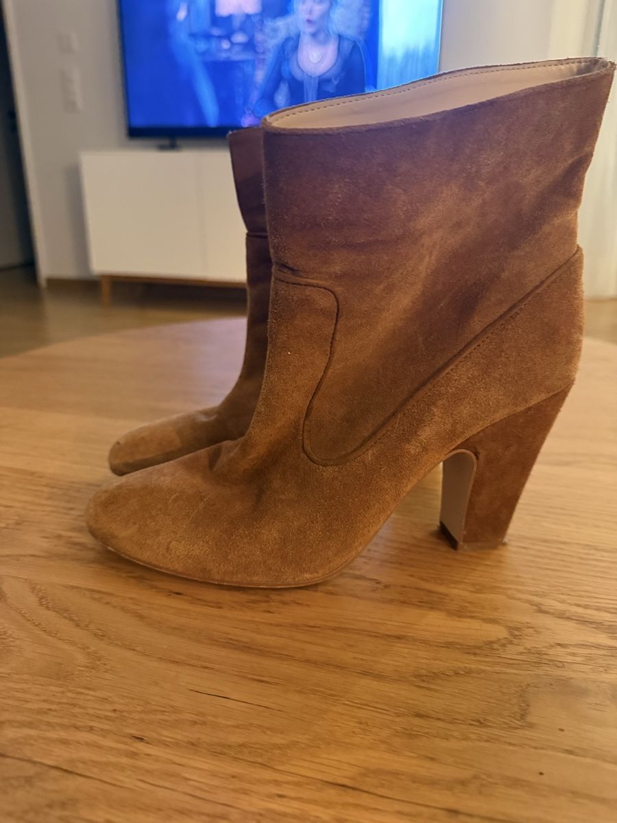 Zara Damenschuhe: Zara Basic Stiefeletten Wildleder braun Grösse 40 – Gebraucht aus Zürich von DanielaP0102 1