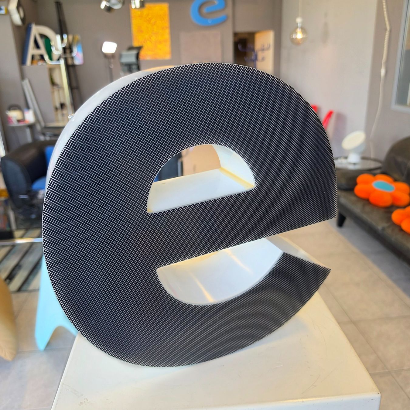 Lampade: Leuchtbuchstabe e grau mit LED Beleuchtung Leuchtreklame – Usato da Nottwil venduto da Wondewa-Shop
