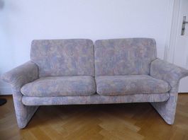 Guterhaltene Sofagarnitur mit verstellbarem Hochlehner