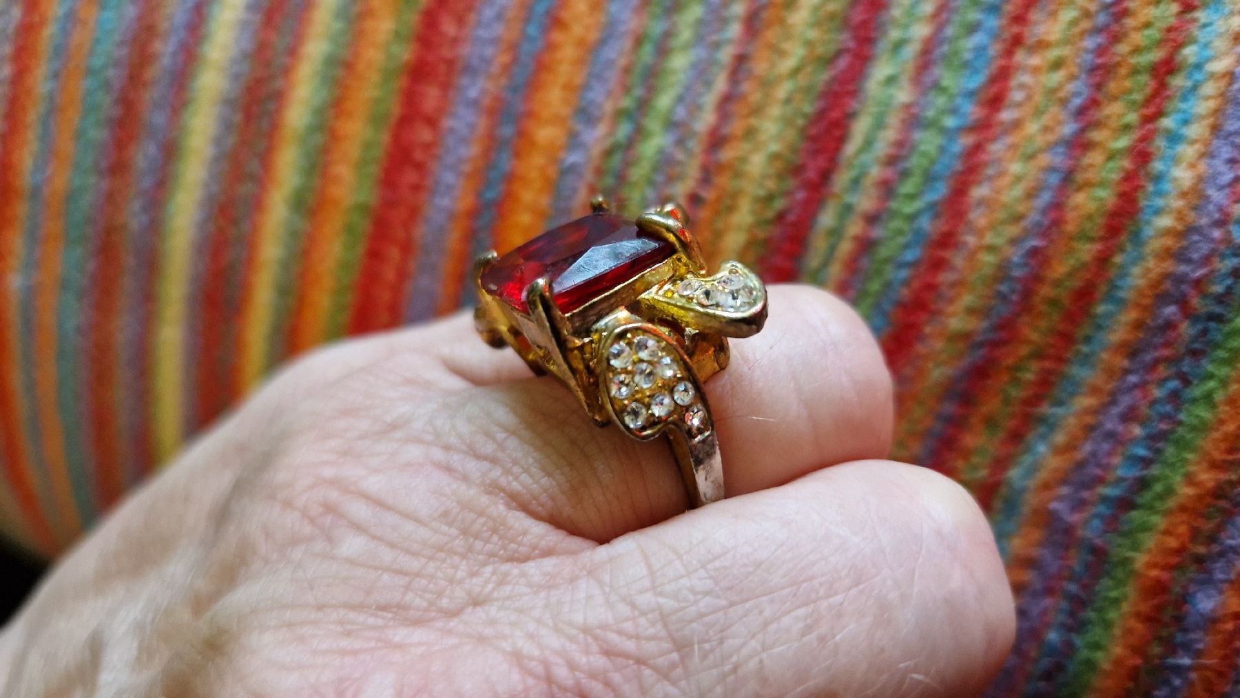 Anelli: Modeschmuck-Ring mit grossem rotem Glasstein – Usato da Oberengstringen venduto da Asteroid56 1