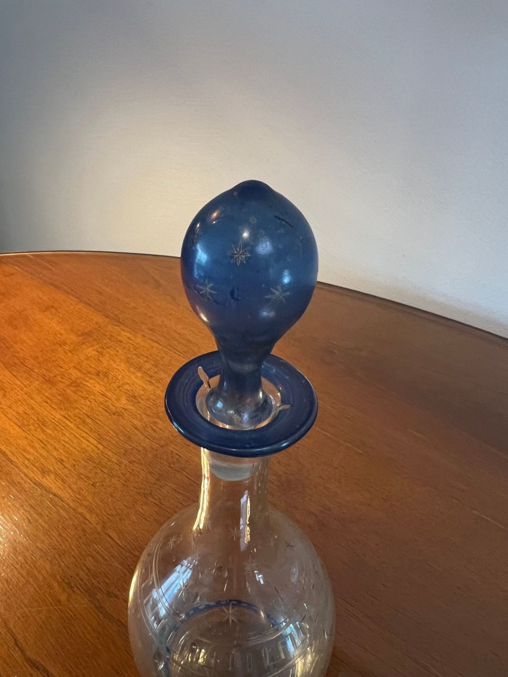 Caraffe: Antike Kristall Karaffe mit blauem Glasverschluss – Usato da Zofingen venduto da travelller 2