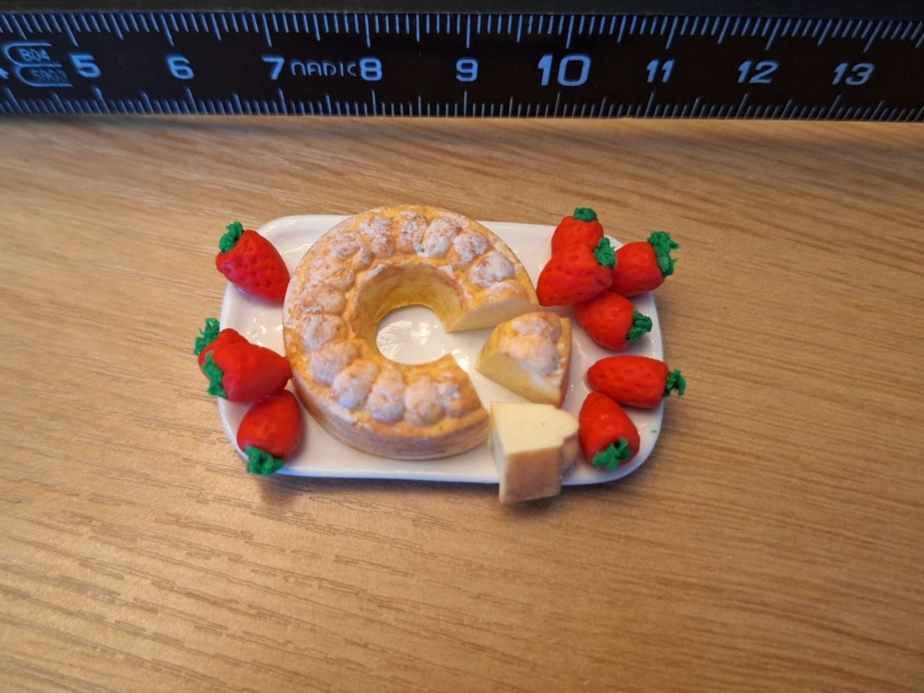 Case e mobili per bambole: Handmade Gugelhupf mit Erdbeeren – Nuovo (secondo la descrizione) da Zürich venduto da HandmadeTinyFood 1