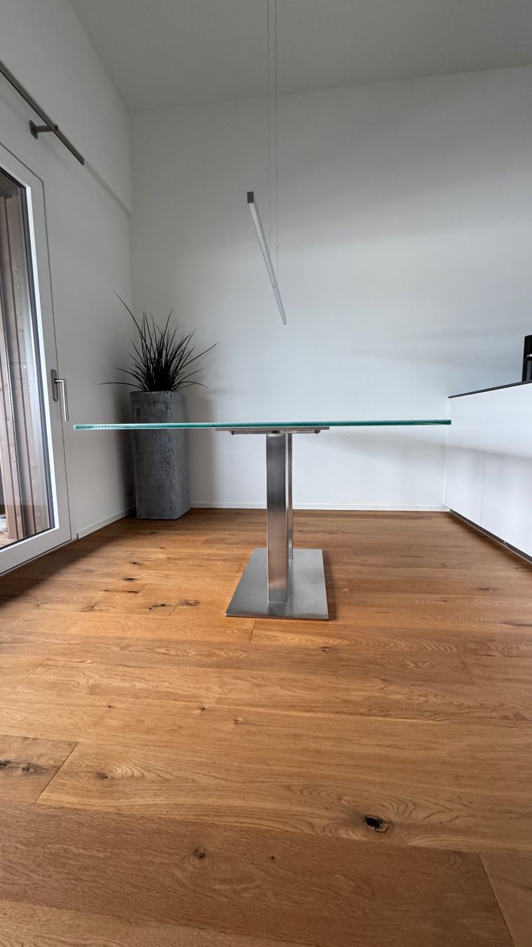 Tische: Moderner matter Glastisch mit edlem Metallfuss – Gebraucht aus St. Erhard von secc 4