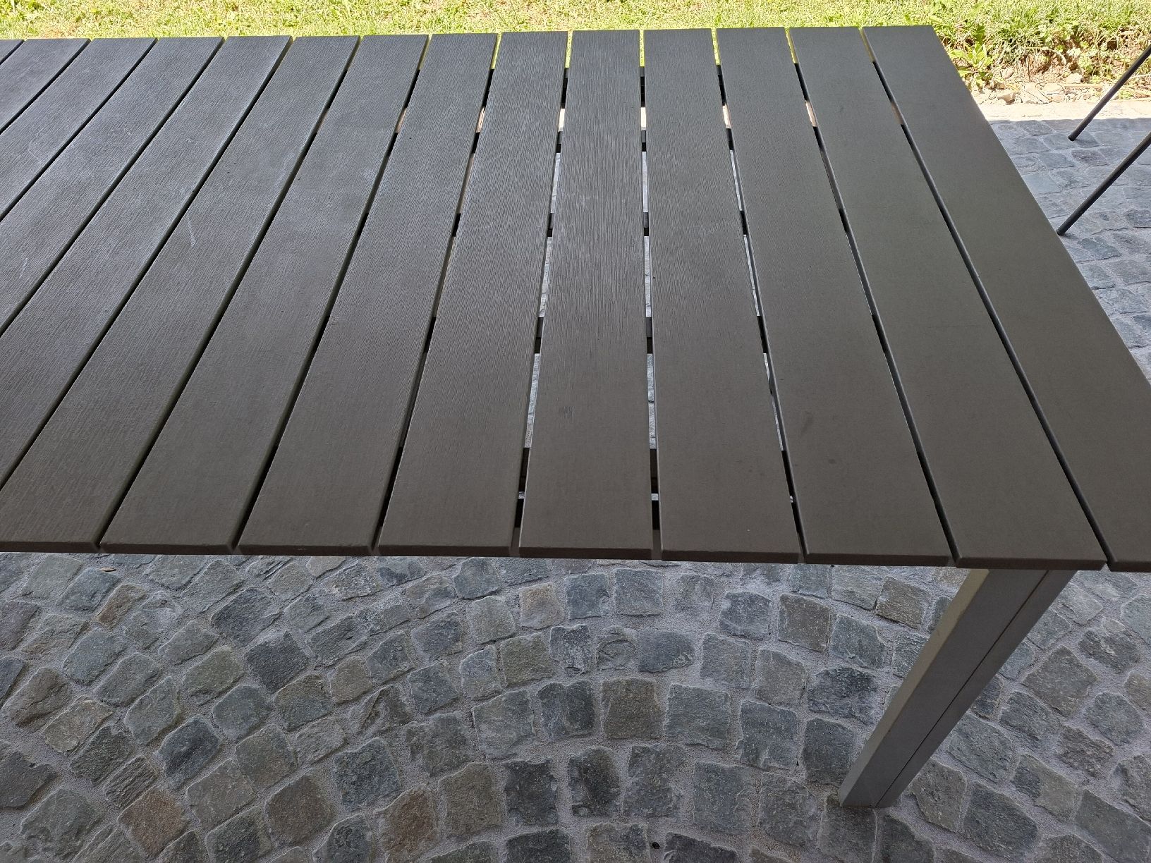 Tische: Table d'extérieur composite et métal gris – Gebraucht aus Corban von dameloute 2