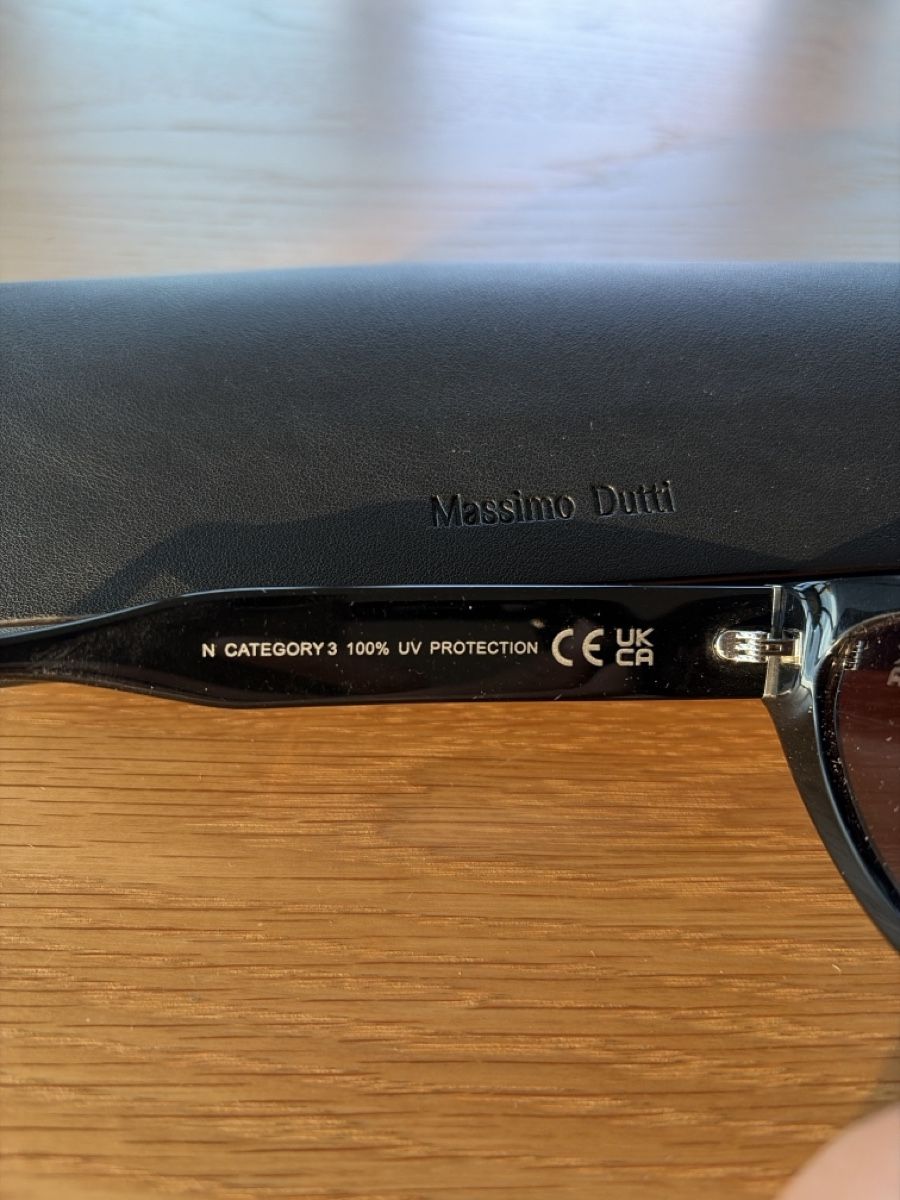 Massimo Dutti Lunettes & Verres: Sonnenbrille Massimo Dutti schwarz mit Etui  – Neuf (Voir description) à Zürich par ufe_f5q5 2