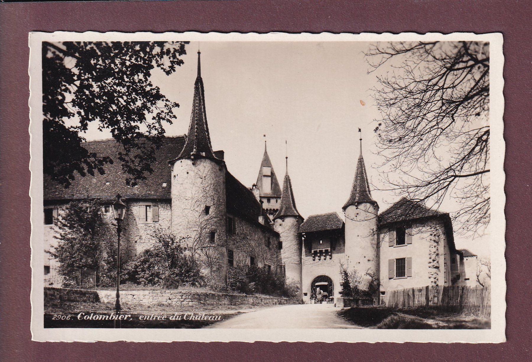 Ansichtskarten: COLOMBIER - Entrée du Château – Gebraucht aus Pully von nicecards