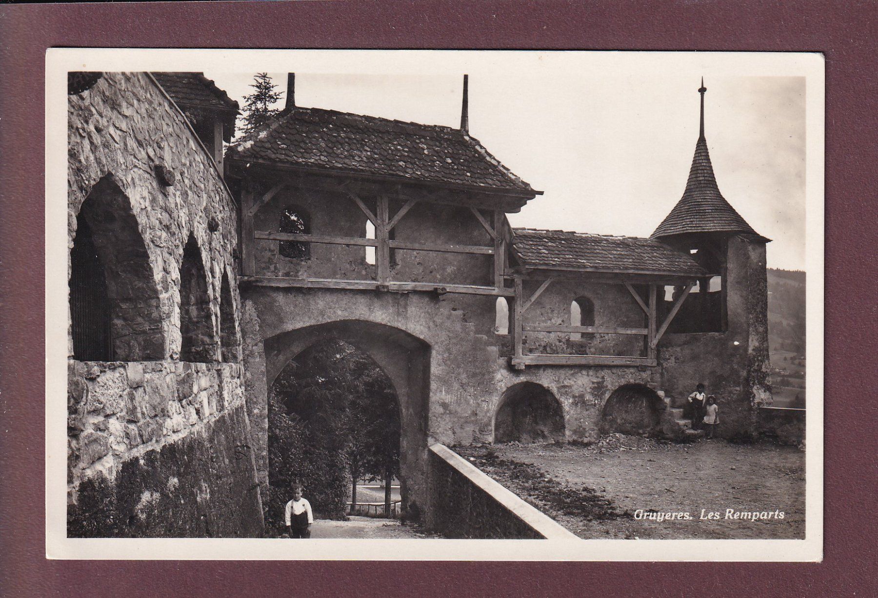 Cartoline postali: GRUYERES - Les Remparts – Usato da Pully venduto da nicecards