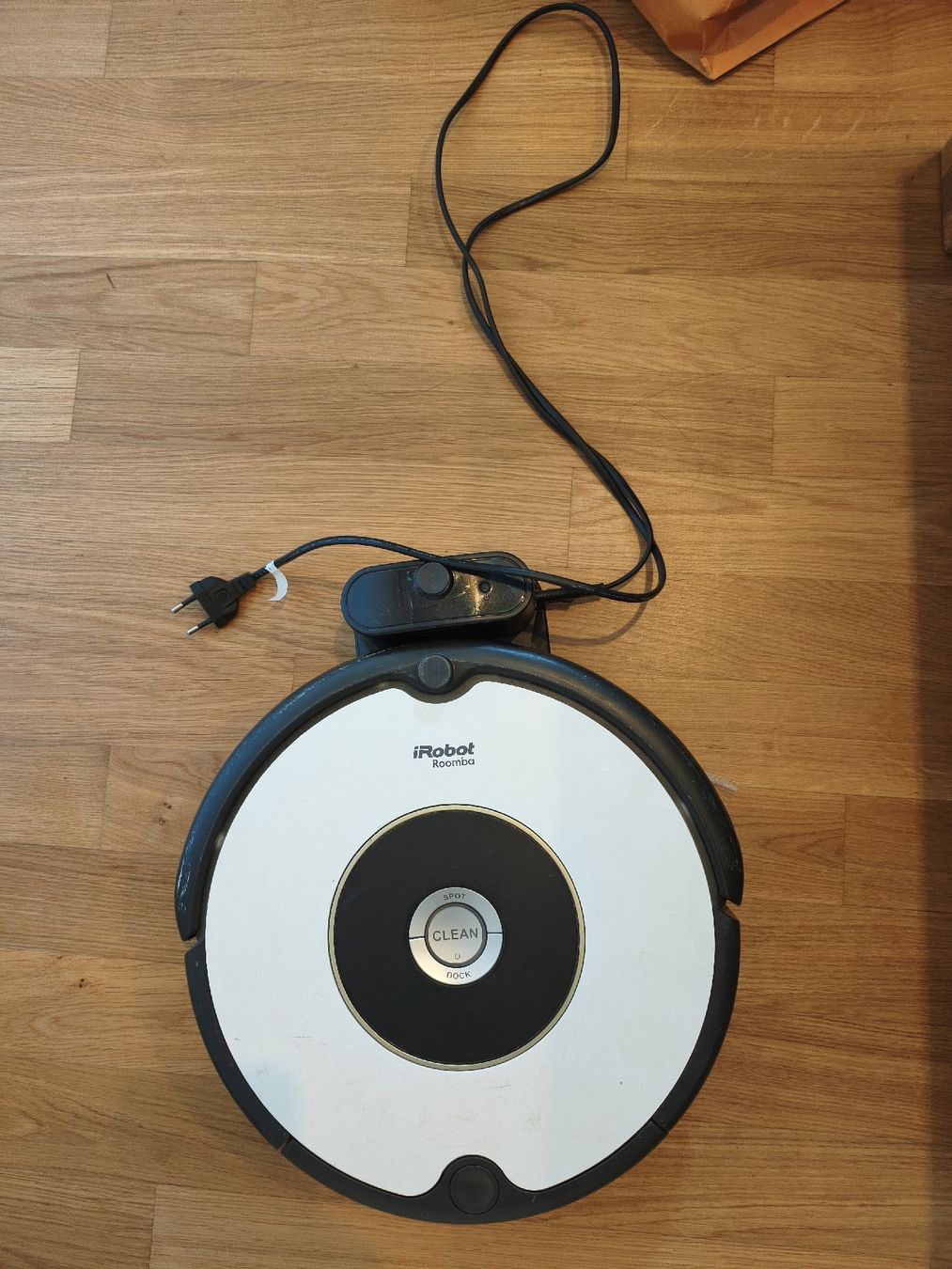 Aspirapolveri & Accessori: iRobot Roomba 605 Robot Vacuum with Charging Station – Usato da Zürich venduto da yul_7ccq 1