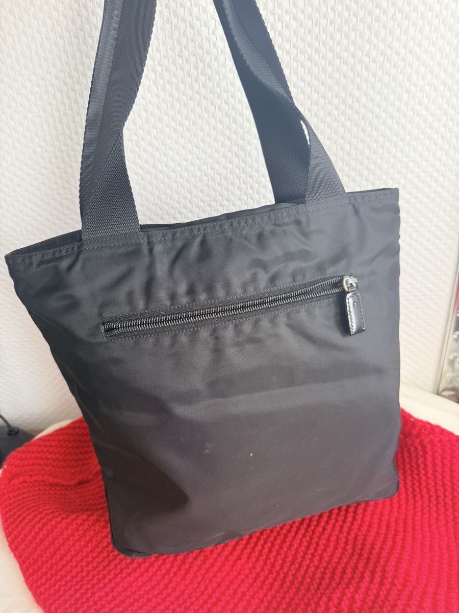 Prada Borse da donna: Authentic Prada Nylon Tote Bag  – Usato da Geneve venduto da DarlingVintage 3