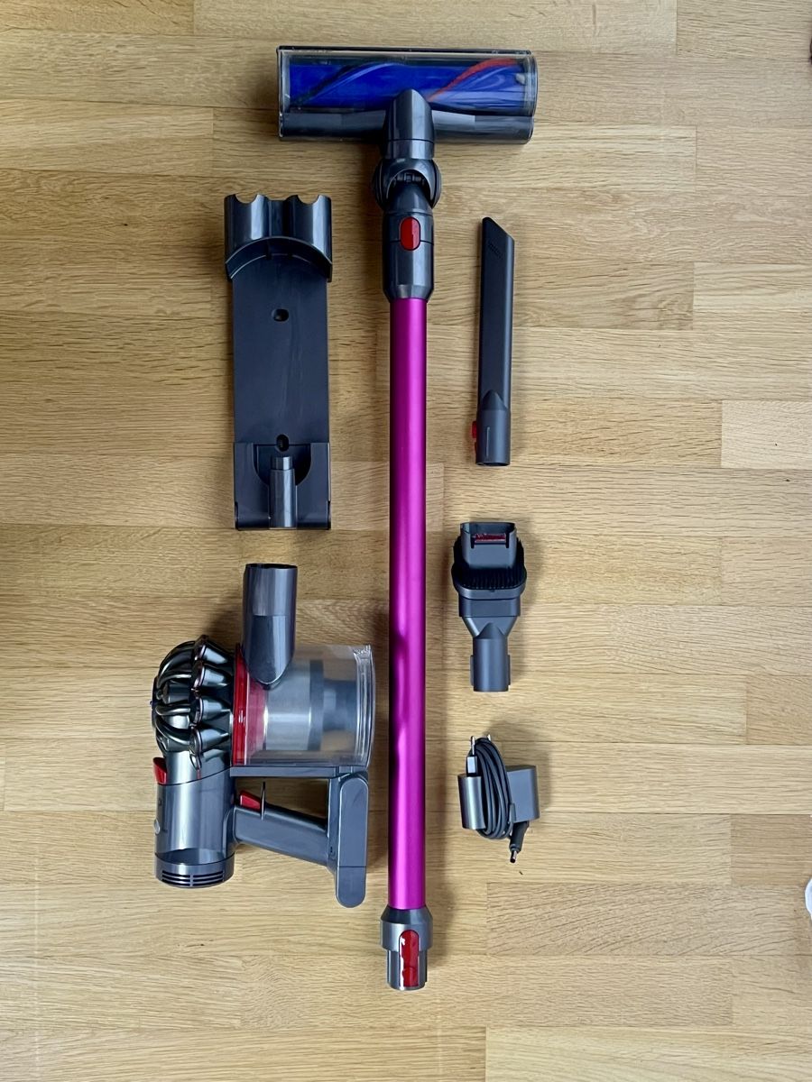 Dyson Aspirapolveri & Accessori: Dyson V8 Vacuum Cleaner Set With Accessories — COMPLETE SET – Usato da Urdorf venduto da fre_8xmr