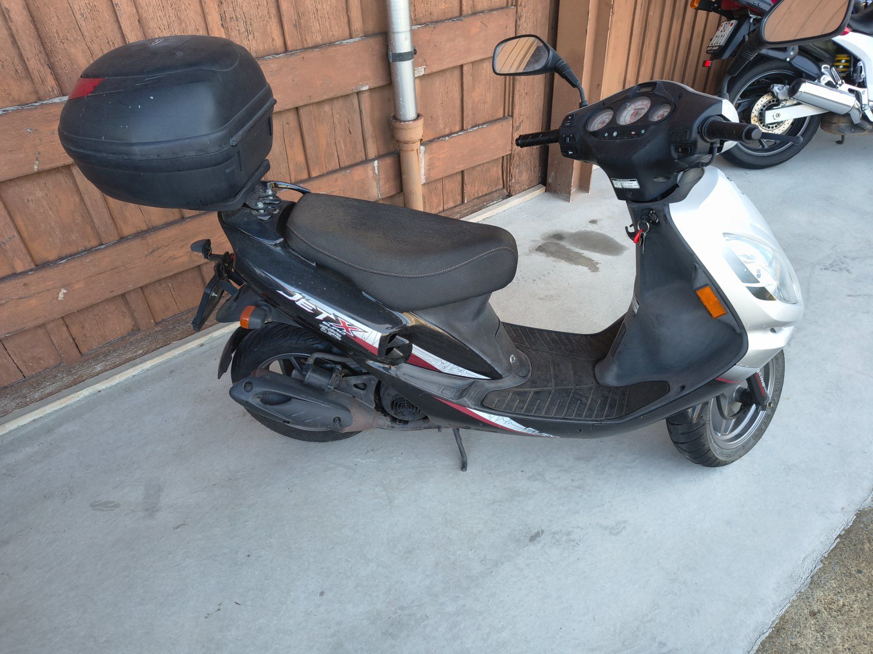 Sym Scooter: Motorroller SYM Jet X 50 silber schwarz mit Topcase – Difettoso da Laufen venduto da Dreier_Motos_AG 2