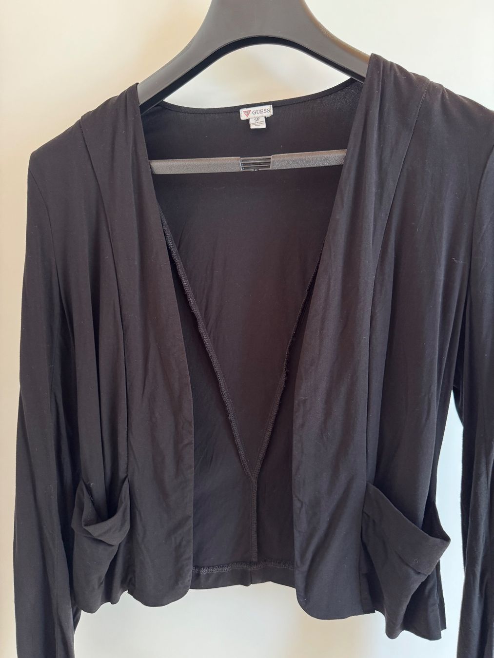 Guess Giacche: Schwarze Jacke von Guess, Grösse S. – Usato da Gommiswald venduto da Aloha.Spirit