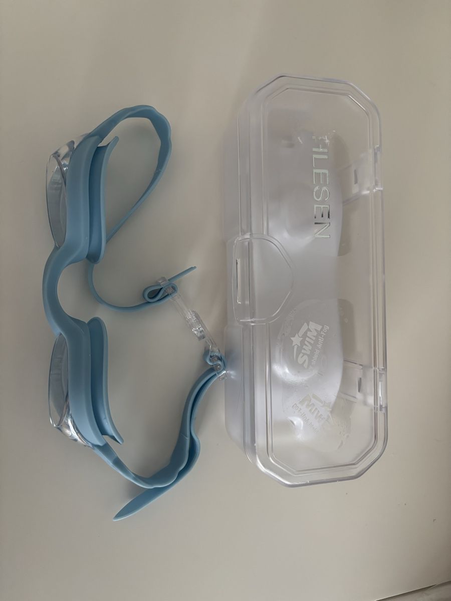 Occhiali & Lenti: Badebrille für Kinder, hellblau, inkl. Etui – Usato da Bülach venduto da Karuna 1