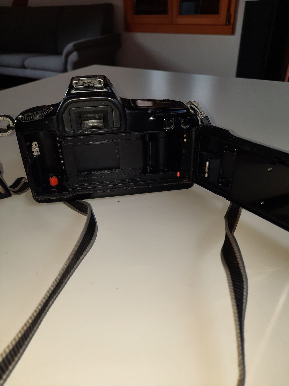 Canon Fotocamera: Analogkamera Canon EOS 1000 mit 2 Objektiven und Blitz – Usato da Nottwil venduto da mar_jqm7 3
