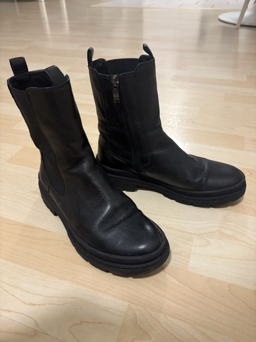 Scarpe da donna: Classic Black Leather Ankle Boots, Winter Ready, Size 39 – Usato da Lüscherz venduto da ine_rdx7