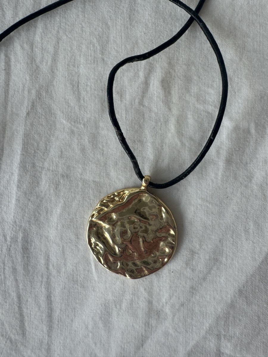 Massimo Dutti Catenine: Massimo Dutti Collier pendentif doré artisanal cordon cuir – Usato da Genève venduto da lejardindesvetements 1