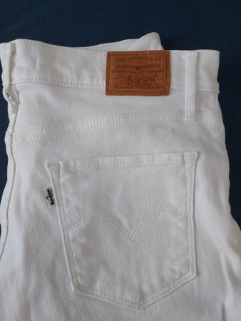 Levi's blanc, taille 30, parfait pour l'été! Comme neuf.