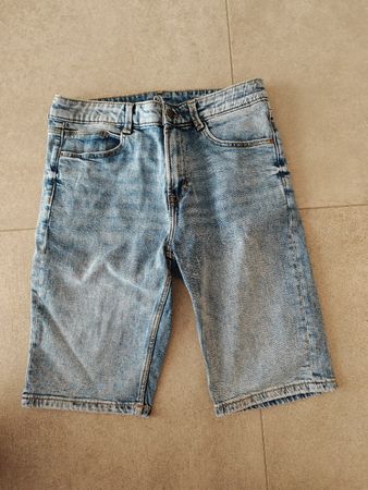 Pantacourt de la marque C&A taille 36 EUR ou 38 FRA