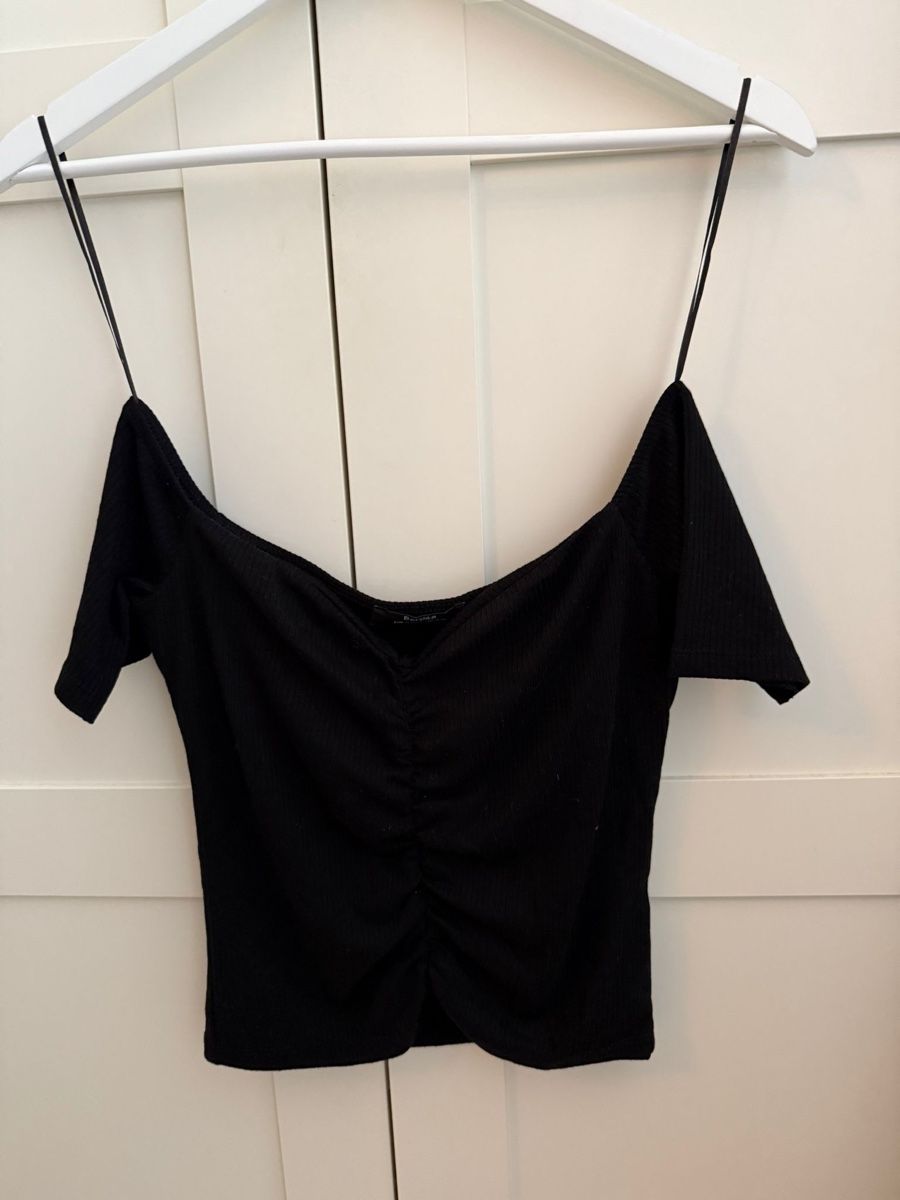 Bershka Tops: Schwarzes Off-Shoulder Shirt Gr. S – Gebraucht aus Grenchen von Bach94