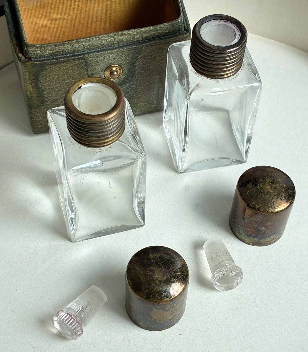 Flaconi: Vintage Reiseetui mit 2 Parfumflacons – Usato da Kloten venduto da Nephty 3