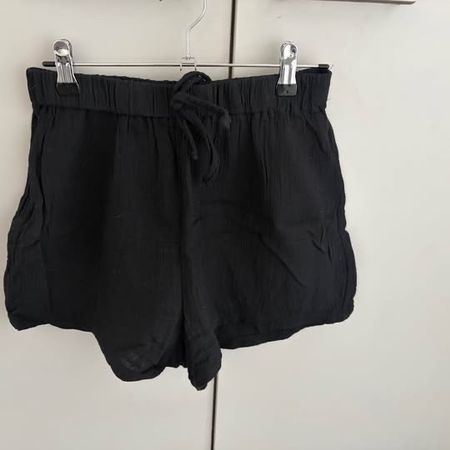 Short noir d'été pour la plage