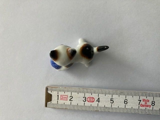 Statuette: Katzenfigur weiss mit blauem Ball, Katze – Usato da Pfäffikon ZH venduto da GZHDZV 2