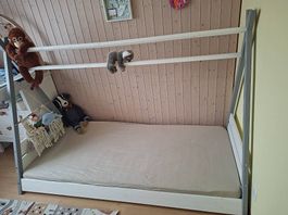 Bett inkl. Matratze und Lattenrost 90x200cm. 